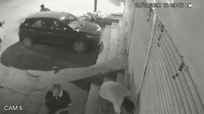 न्यायधानी बिलासपुर में शातिर की चाल: कार पर रखा 8 लाख का बैग लेकर फरार, कैमरे में कैद हुआ चेहरा