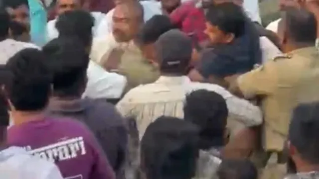 Pre-Wedding Shoot में बवाल! मंदिर में जूते पहनने पर फोटोग्राफरों की पिटाई, 7 गिरफ्तार 