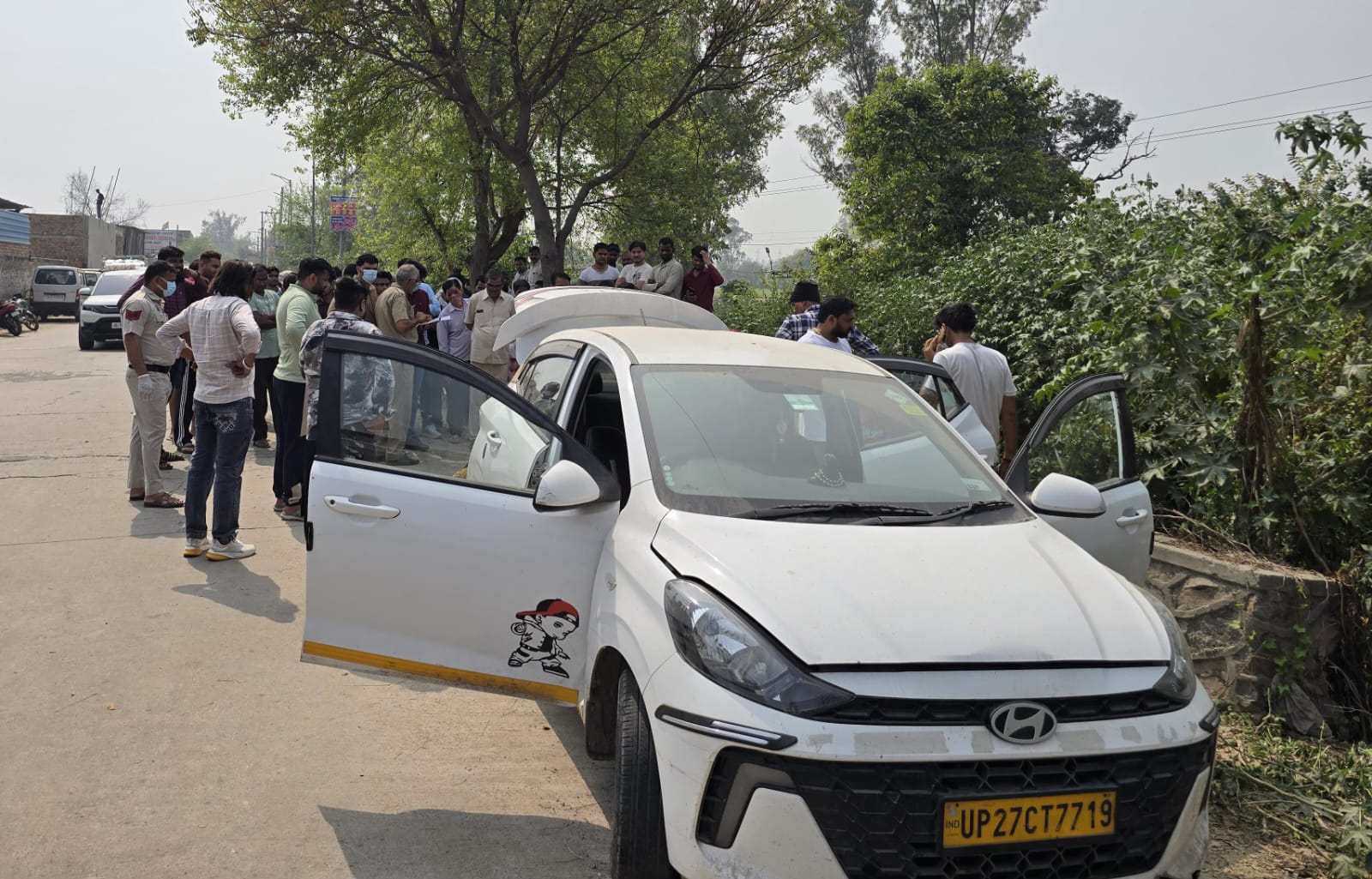 नहर किनारे खड़ी कार से दो शव बरामद, पुलिस और फोरेंसिक टीम ने शुरू की जांच, इलाके में दहशत