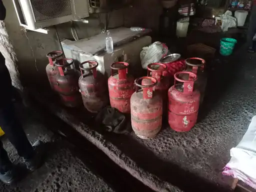 रायपुर में गैस सिलेंडर की कालाबाजारी पर बड़ी कार्रवाई: होटल और दुकानों पर छापा, 350 से अधिक एलपीजी सिलेंडर जब्त