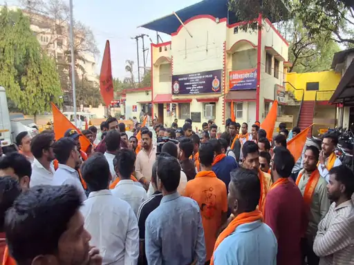 रायपुर में सोशल मीडिया पोस्ट से बवाल! वकील की टिप्पणी पर भड़के हिंदू संगठन, थाने का घेराव