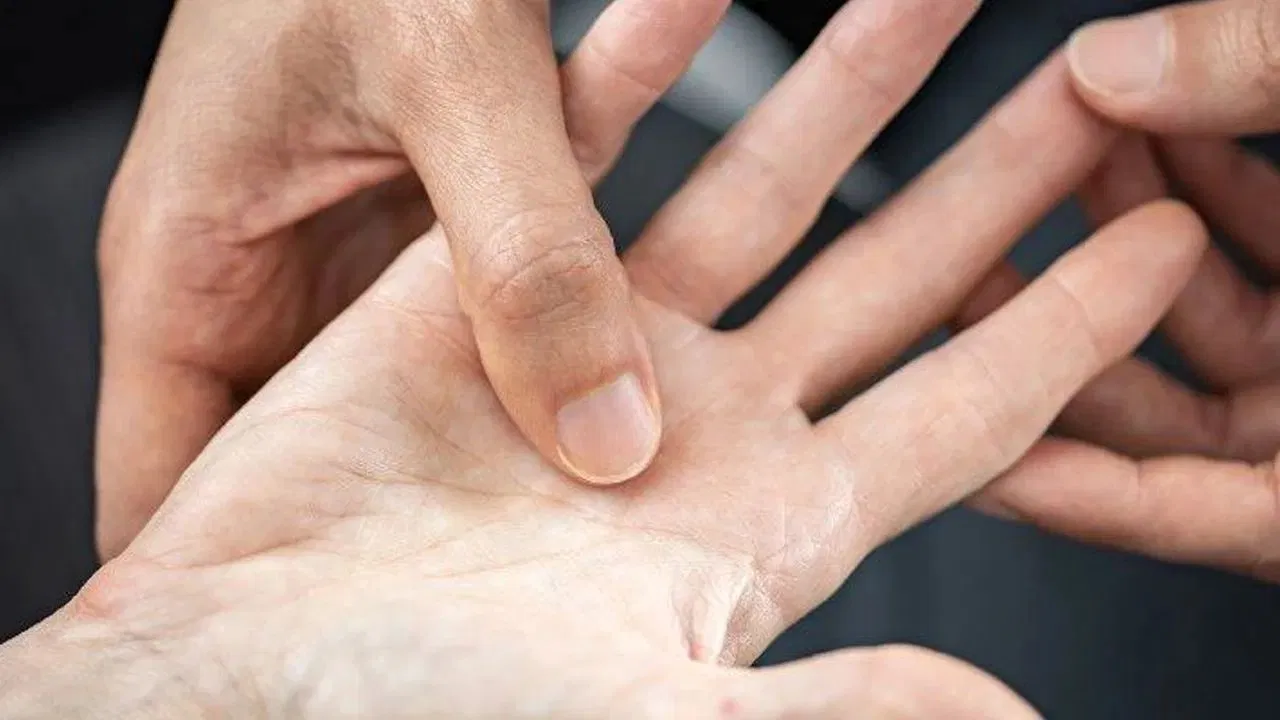 हथेली पर बनने वाली ‘Y’ अक्षर की रेखा शुभ या अशुभ? जानें क्या देती है संकेत