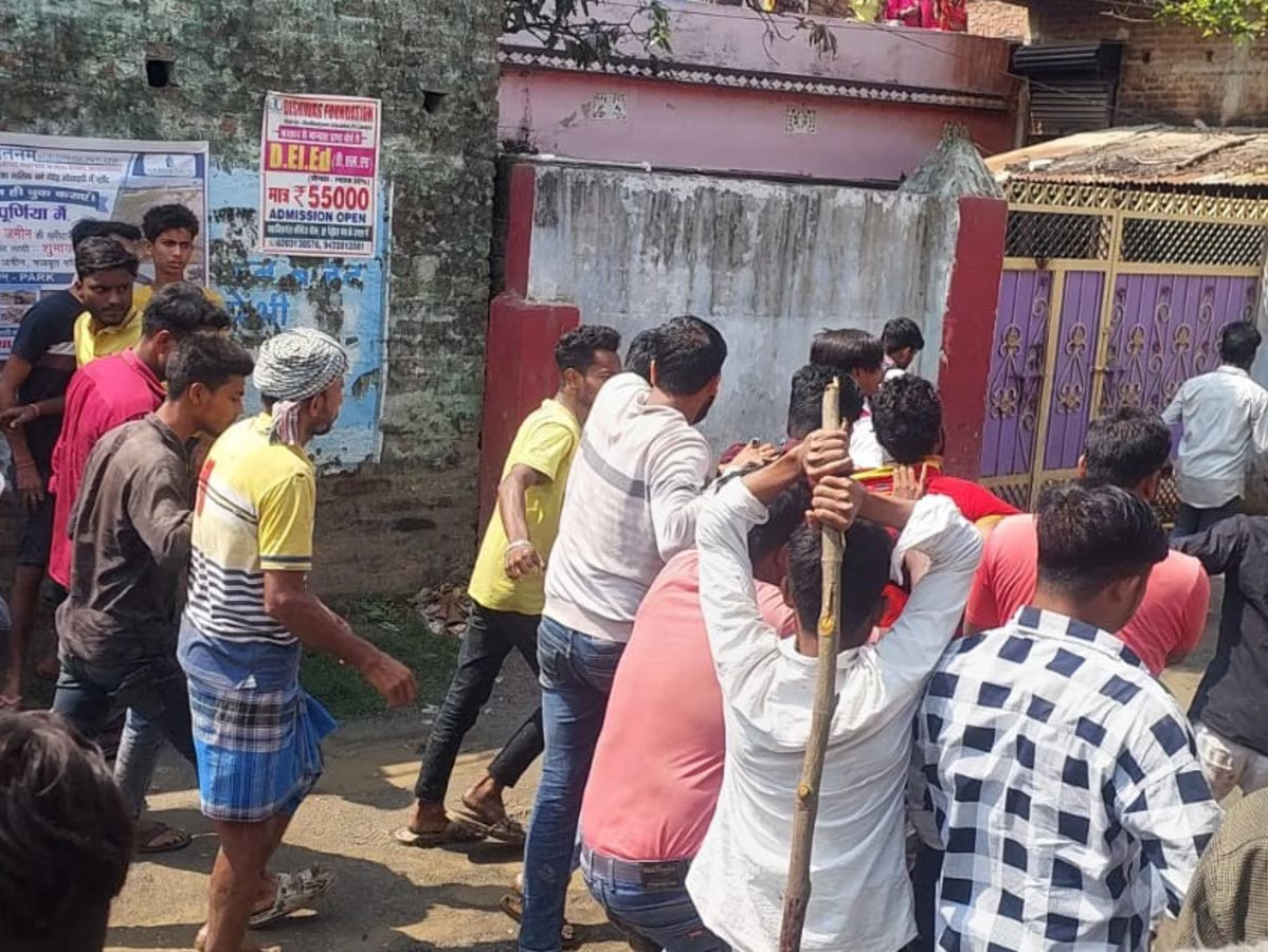 बिहार में दिनदहाड़े डबल मर्डर: सड़क पर सिर काटकर हत्या, गुस्साई भीड़ ने आरोपी को पीट-पीटकर उतारा मौत के घाट, इलाके में तनाव