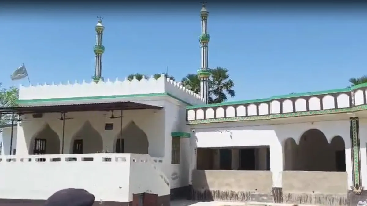 बिहार में मदरसे पर पुलिस की बड़ी रेड: पिस्टल बरामद, संदिग्ध कनेक्शन की जांच तेज, इलाके में हड़कंप