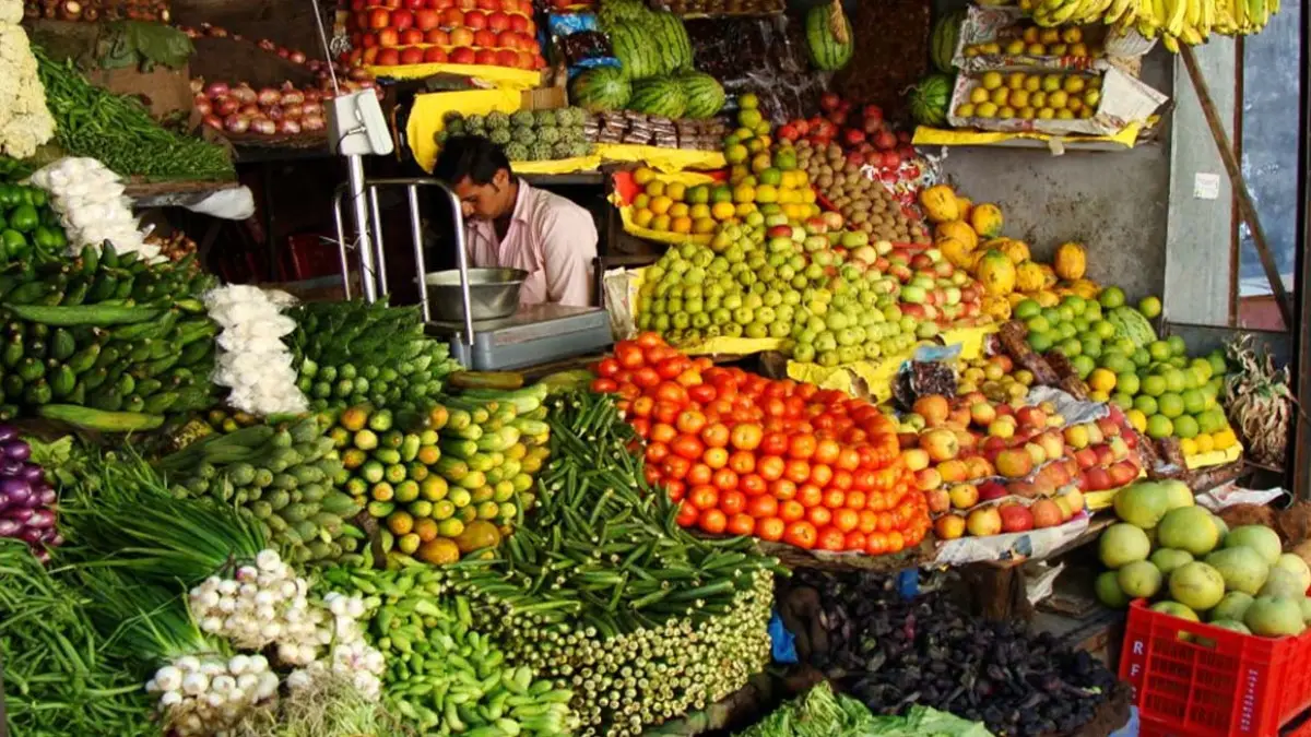 ग्लोबल तनाव का लोकल असर: छत्तीसगढ़ में फल-सब्जी कारोबार को 450 करोड़ का नुकसान, किसानों की टूटी कमर