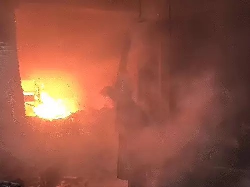 CG Fire Breaking: देर रात धधकी ऑटो पार्ट्स दुकान, 3 घंटे की मशक्कत के बाद बुझी आग, लाखों का नुकसान