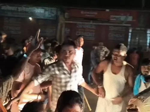 बलौदाबाजार में शराब विवाद बना हिंसा की वजह: ग्रामीणों से मारपीट के बाद भड़का गुस्सा, कांग्रेस नेता के पिता की पिटाई, VIDEO वायरल
