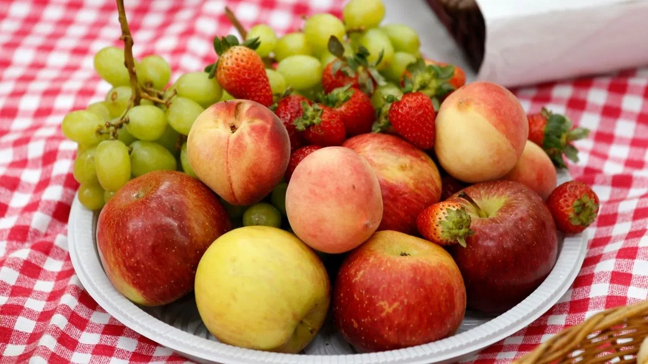 खाली पेट फल खाना सही या गलत? जानें न्यूट्रिशन एक्सपर्ट की राय