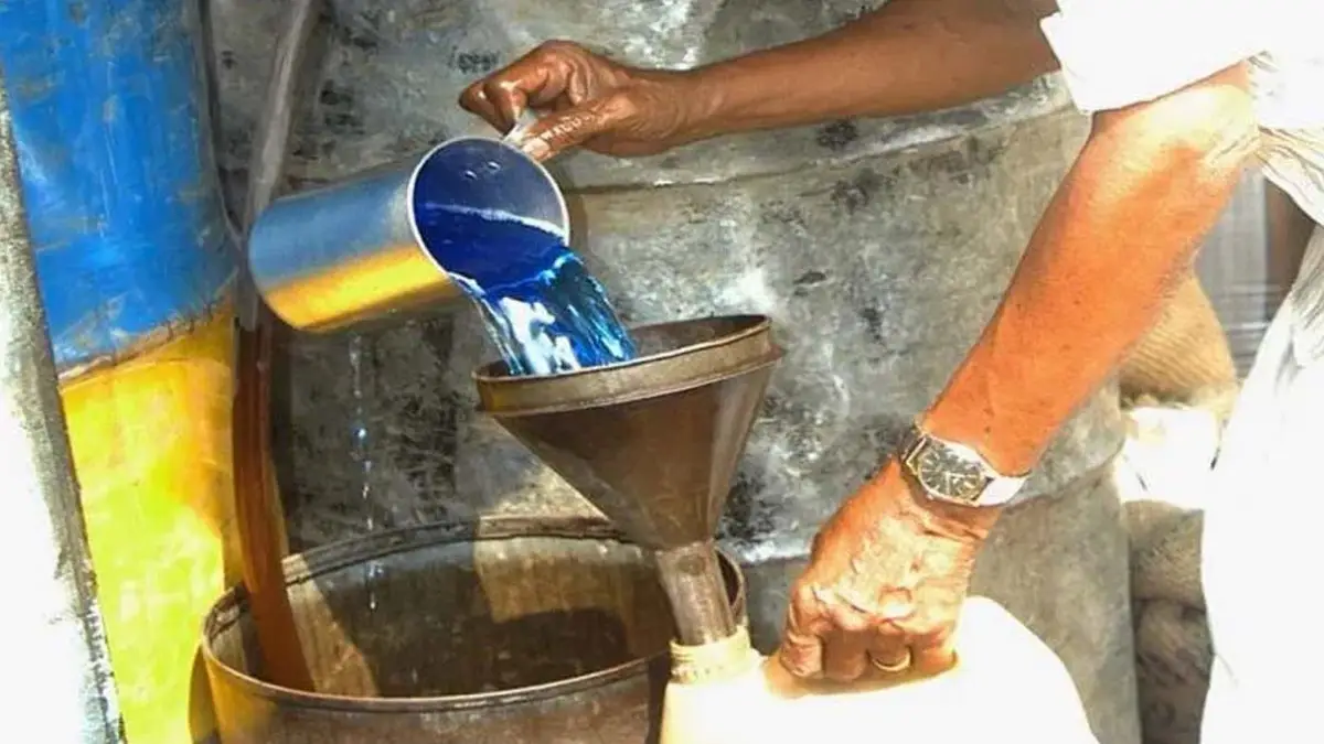 रसोई गैस की किल्लत ने बदला दौर: अब राशन दुकानों से मिलेगा केरोसिन, हर कार्डधारी को 2 लीटर देने का प्लान