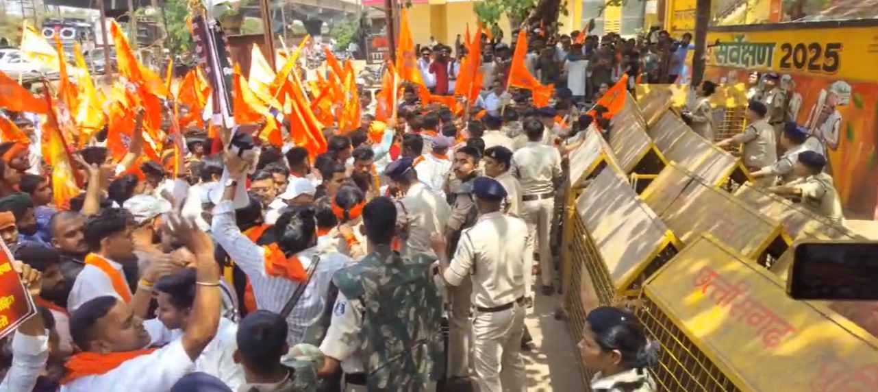 हनुमान प्रतिमा हटाने पर भिलाई में बवाल: योगा गार्डन विवाद ने पकड़ा तूल, बजरंग दल का नगर निगम घेराव, आयुक्त और महापौर पर FIR की मांग 