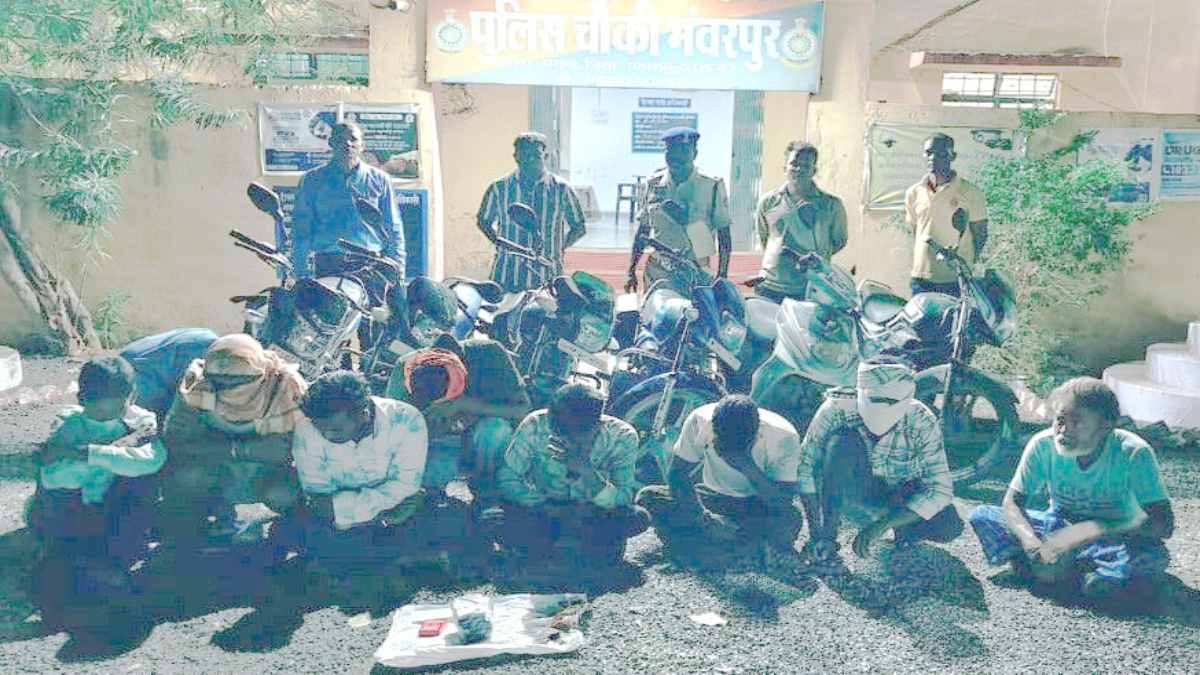 Mahasamund Gambling Raid: जुए की फड़ पर पुलिस का छापा, 9 जुआरी गिरफ्तार, नगदी-मोबाइल समेत लाखों की संपत्ति जब्त
