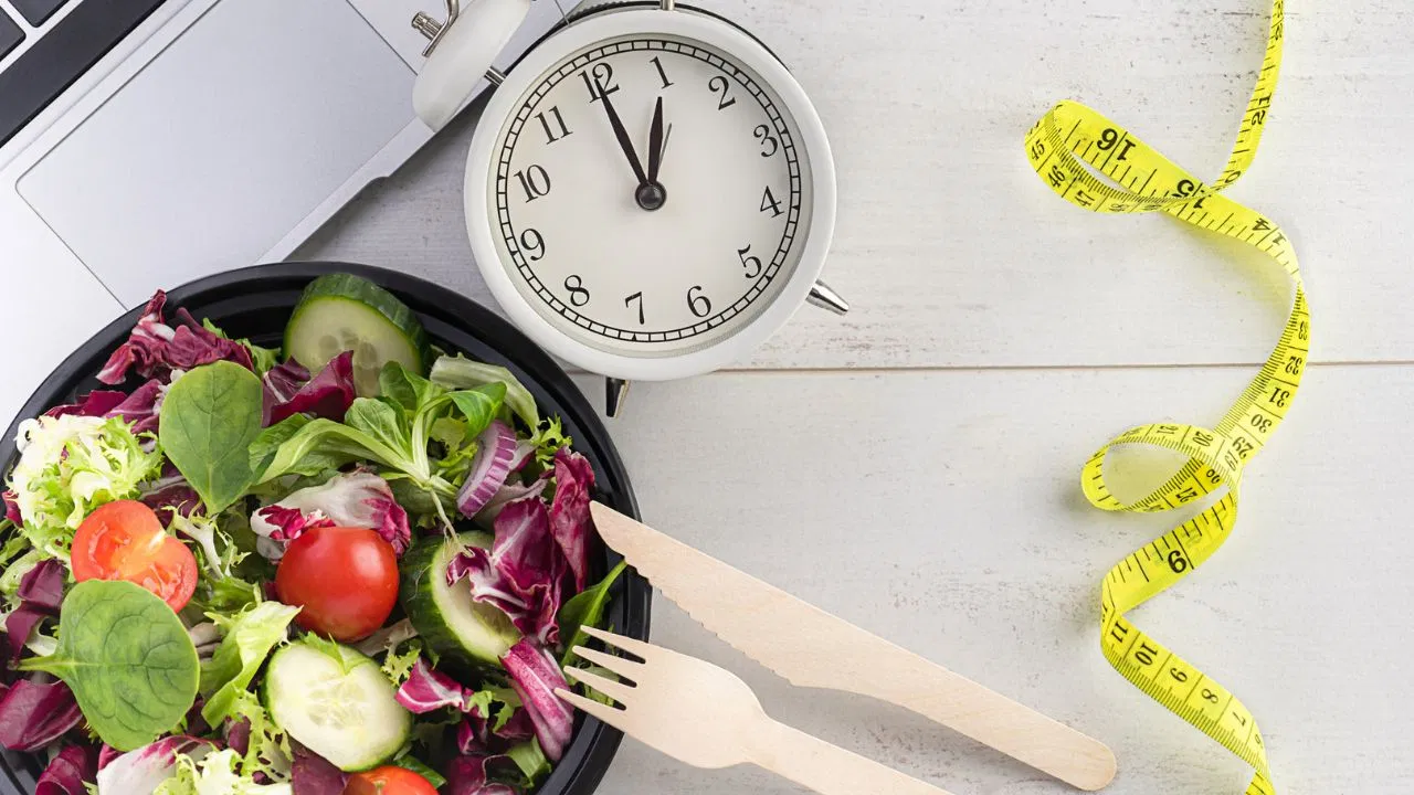 इंटरमिटेंट फास्टिंग में कौन से फूड्स खाने चाहिए? डायटीशियन से जानें