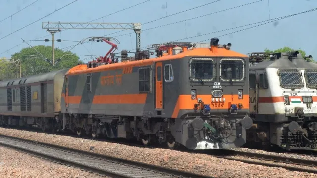 समता एक्सप्रेस में बड़ा हादसा टला: AC कोच के पहियों से उठी चिंगारी और धुआं, आगरा में मचा हड़कंप