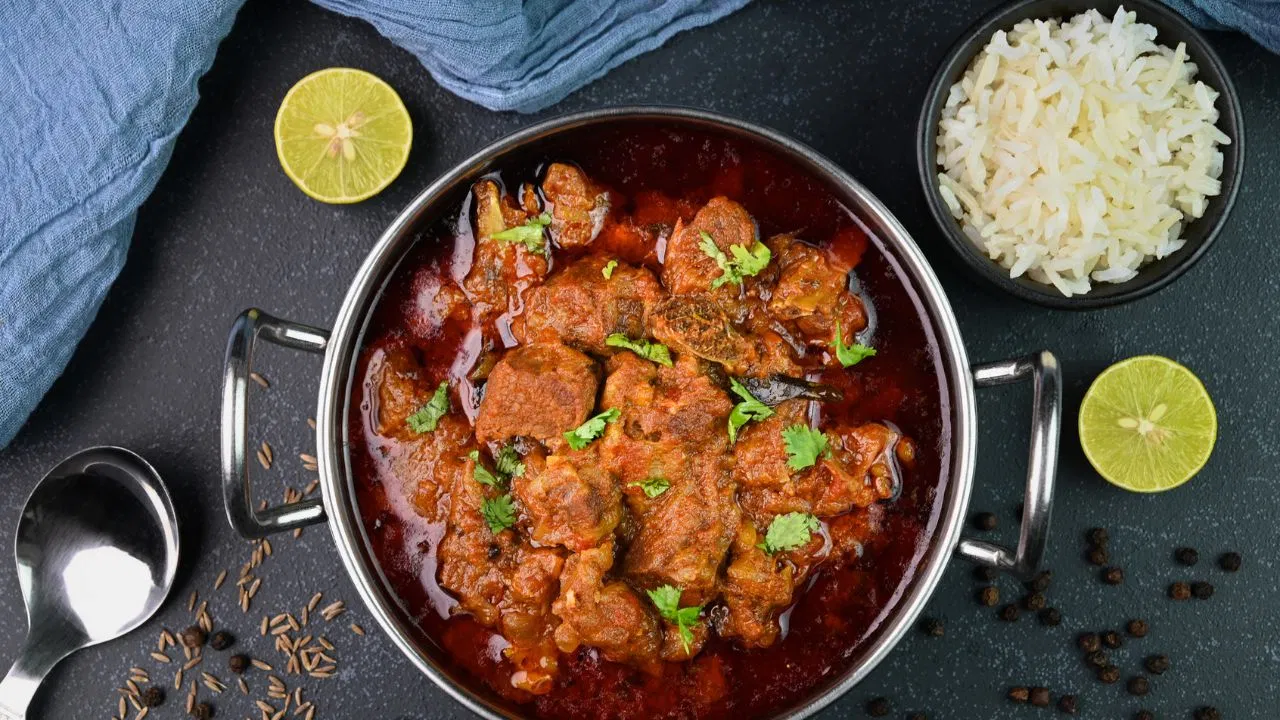 क्या ज्यादा मसालेदार खाना आंतों को खराब करता है? एक्सपर्ट्स से जानें कितना है खतरा