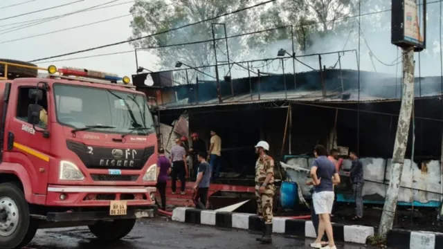 fire-broke-out-at-firecracker-shops-in-Bhopal-1781243438513_v