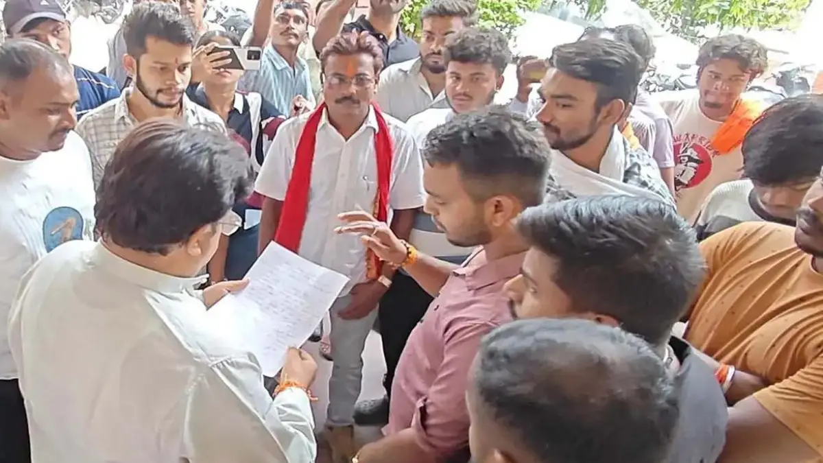 Hindu_organization_staged_a_protest_1781326079