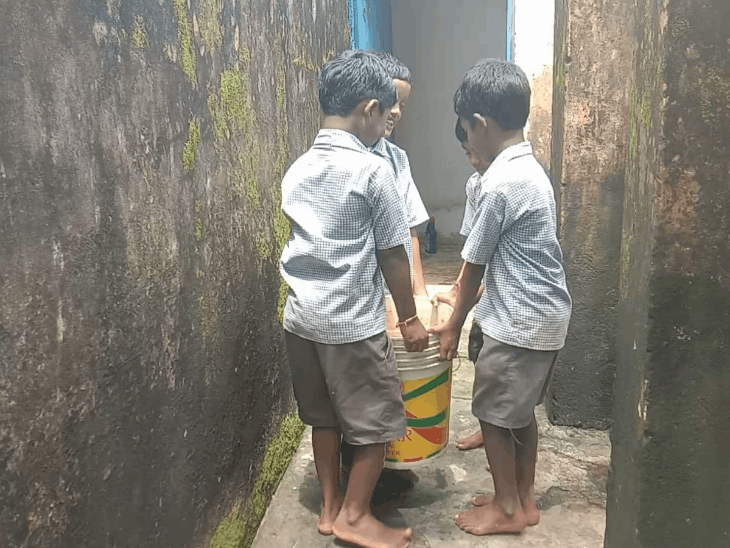 school ke baccho se paani ka balti