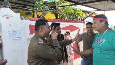 SEX Racket का पर्दाफाश: कवर्धा में मकान के अंदर चल रहा था देह व्यापार, पुलिस रेड में संदिग्ध हालत में मिले कई कपल्स