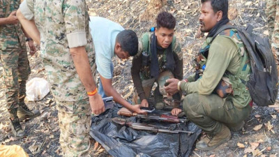 Mohla-Manpur Operation: सर्च ऑपरेशन के दौरान जंगल में मिला AK-47 का जखीरा, नक्सलियों की बड़ी साजिश नाकाम
