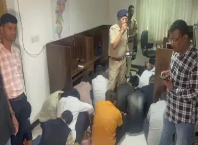 Raipur Cyber Fraud Bust: रायपुर में फर्जी कॉल सेंटर का भंडाफोड़, लग्जरी फ्लैट से चलता था पूरा खेल, 41 गिरफ्तार, मास्टरमाइंड फरार
