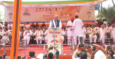 रायपुर में कांग्रेस का बड़ा प्रदर्शन! भूपेश बघेल का हमला- ‘56 इंच की सरकार में सिलेंडर-खाद नहीं’