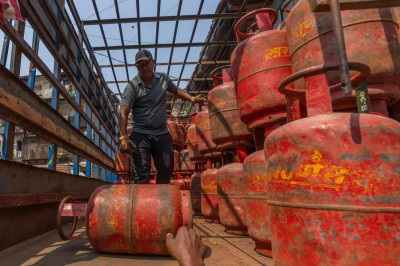 LPG Subsidy Alert: 30 सितंबर तक आधार बायोमेट्रिक नहीं कराया तो रुक सकती है गैस सब्सिडी, घर बैठे ऐसे करें e-KYC