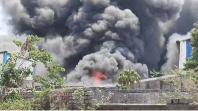 रायपुर के सड्डू में फैक्ट्री गोदाम बना आग का गोला: धुएं से ढका आसमान, दमकल टीमों की जंग जारी,  देखे वीडियो