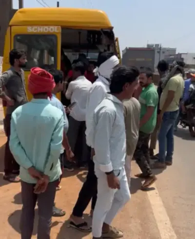 स्कूल बस पर कहर बनकर टूटा ट्रक: खरोरा में बच्चों से भरी बस को मारी टक्कर, गेट उखड़ा, ड्राइवर फरार