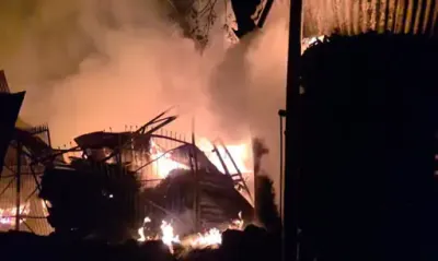 रायपुर टिंबर मार्केट में भीषण आग: लकड़ी से भरे गोदाम में भड़की लपटें, घंटों बाद पाया गया काबू
