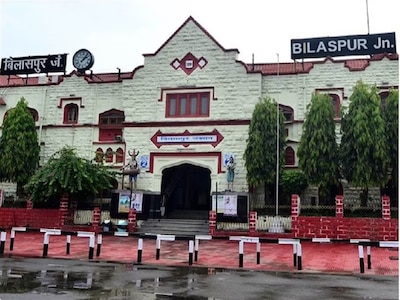 बिलासपुर रेलवे स्टेशन पर यात्रियों की जान से खिलवाड़: भट्टी जैसे तपते प्लेटफॉर्म पर बिक रहा बासी खाना, पैकेट से तारीख और रेट गायब