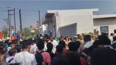 वेतन को लेकर तनाव: नोएडा के बाद हापुड़ में भड़के श्रमिक, प्रदर्शन से थमी फैक्ट्री, पुलिस ने संभाला मोर्चा