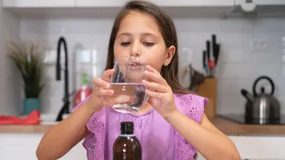 बढ़ती गर्मी का खतरा: छोटे बच्चों को कब दें ओआरएस, घर पर कैसे बनाएं