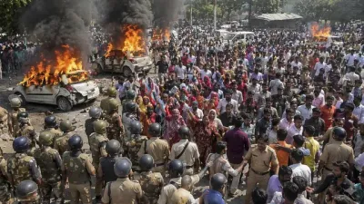 Noida Violence Update: प्रदर्शन के नाम पर उपद्रव, पुलिस वाहन जलाए गए, हजारों श्रमिकों के हंगामे से NCR में हड़कंप