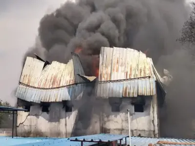 अंबिकापुर आग कांड में बड़ा एक्शन: मुकेश पटाखा एजेंसी संचालकों पर FIR, 55 घंटे बाद भी सुलगती इमारत से खतरा बरकरार