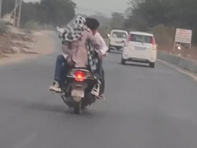 बिलासपुर हाईवे पर खतरनाक स्टंट: चलती स्कूटी पर कपल का रोमांस वायरल, ट्रैफिक नियमों की खुली अनदेखी