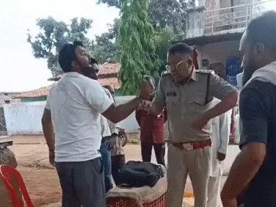 Dhamtari Viral Video: नाके पर नहीं रुकी गाड़ी तो बाजार में बवाल, TI पर व्यापारी को थप्पड़ मारने और धमकाने का आरोप