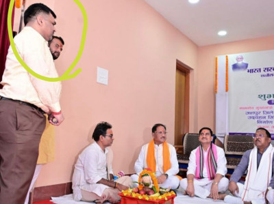 सुशासन पर बड़ा सवाल: 75 प्रतिशत विकलांगता के सहारे जमानत पाने वाला 30 करोड़ का दागी अफसर नेताओं के सामने दे रहा धड़ाधड़ प्रेजेंटेशन