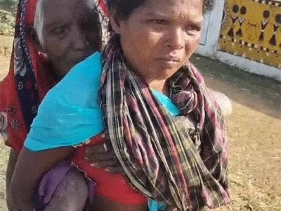 छत्तीसगढ़ में गरीबी और मजबूरी की मार: पेंशन लेने बुजुर्ग सास को पीठ पर ढोकर बैंक पहुंची बहू, वायरल VIDEO ने खोली सिस्टम की पोल