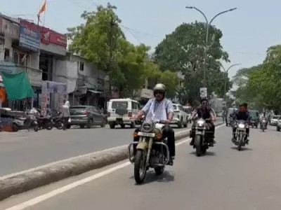 नेताओं के काफिलों के बीच अकेले बुलेट पर पहुंचे MLA, सोशल मीडिया पर वायरल हुई तस्वीर
