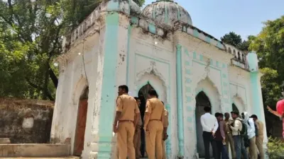 ‘मंदिर या मकबरा?’ मलिहाबाद में बढ़ा विवाद, जुमे की नमाज के बीच पुलिस छावनी में बदला इलाका