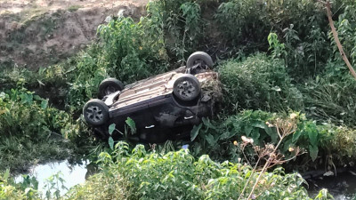खाई में समाई रफ्तार! नेशनल हाईवे-130 पर बड़ा हादसा, 40 फीट नीचे गिरी कार… युवक की हालत गंभीर