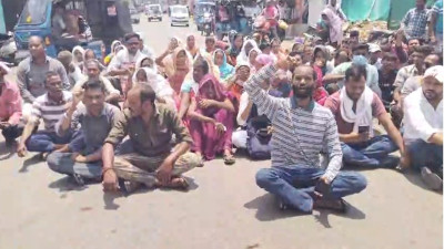 Ambikapur Protest: अस्पताल में जनरेटर में फंसी चुन्नी से महिला गार्ड की दर्दनाक मौत, मुआवजे की मांग पर परिजनों ने सड़क पर शव रखकर किया उग्र प्रदर्शन