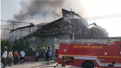 दिल्ली के अलीपुर में बैंक्वेट हॉल में भीषण आग: GT करनाल हाईवे पर मचा हड़कंप, दमकल की 12 से ज्यादा गाड़ियां मौके पर