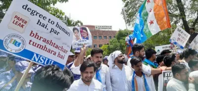 NEET Paper Leak Protest: NTA मुख्यालय पर NSUI का हंगामा, बैरिकेडिंग तोड़ने की कोशिश में पुलिस से भिड़े कार्यकर्ता