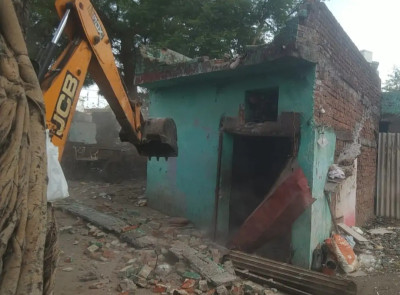 बिलासपुर में ऑपरेशन क्लीन: कबाड़ माफियाओं के 40 ठिकानों पर जड़ा ताला, बुलडोजर से रौंदा गया चोरियों का बैक-ऑफ़िस