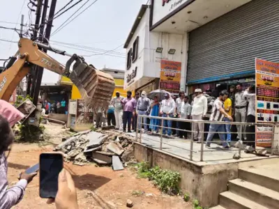 रायपुर में अतिक्रमण पर बड़ा एक्शन: सड़क और नाली निर्माण के रास्ते से हटाए गए कब्जे