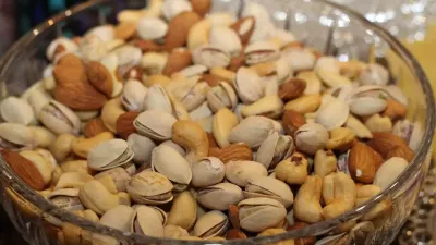 Dry Fruits Side Effects: ज्यादा ड्राई फ्रूट्स खाना पड़ सकता है भारी! आयुर्वेद एक्सपर्ट ने बताए सही सेवन के नियम