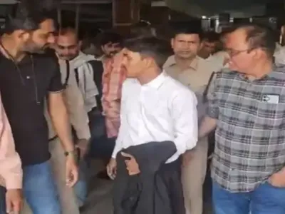 कभी हरीश, कभी मनीष... रायपुर कोर्ट में कई नामों से घूम रहा था 'फर्जी वकील', 5 साथी अब भी फरार, 6 आधार कार्ड बरामद