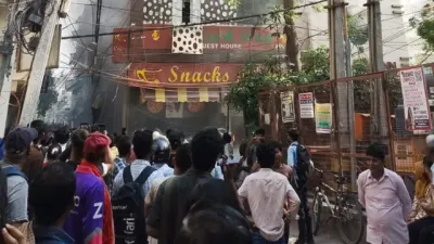 दिल्ली अग्निकांड: मालवीय नगर के रेस्टोरेंट में भीषण आग, 12 से अधिक लोगों की मौत, जान बचाने के लिए इमारत से कूदे लोग