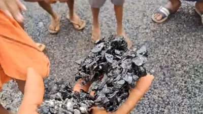 Surguja Road Construction: बनते ही उखड़ गई सड़क! जन-मन योजना के काम पर ग्रामीणों ने खोली पोल, हाथों से निकाली परत, देखे वीडियो...